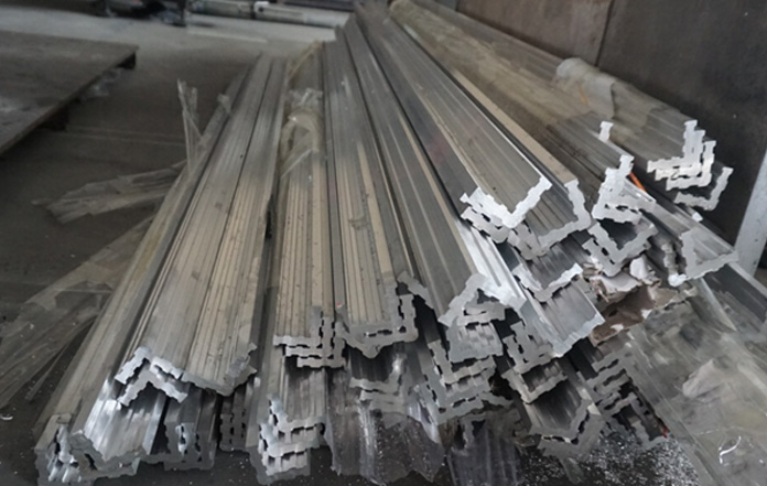 全自動(dòng)鋁合金切割機(jī)尾料都哪里去了？